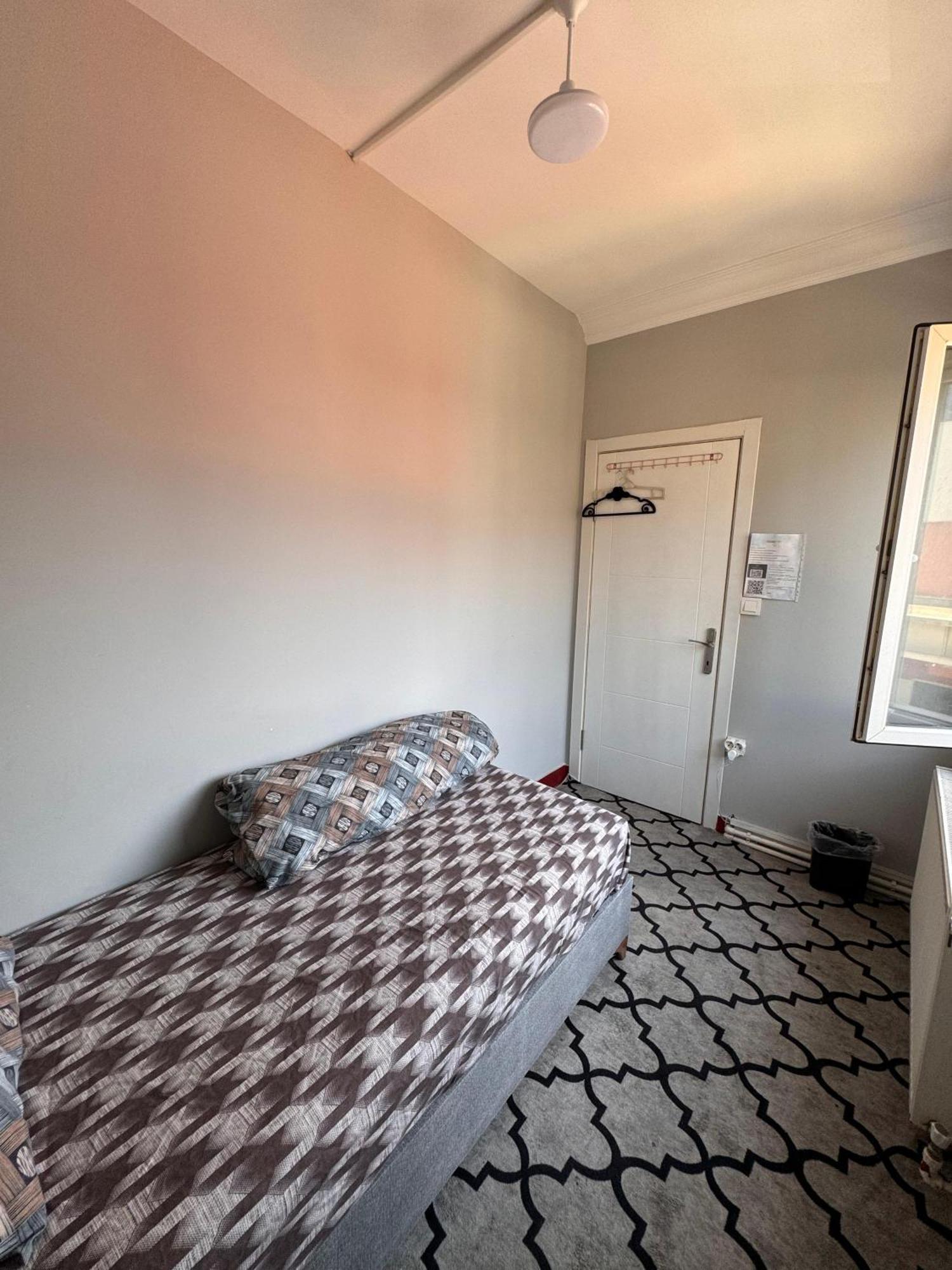 Gazde/Camere de închiriat Transit 7 *